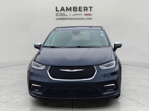 Used 2022 Chrysler Pacifica Limited image 3