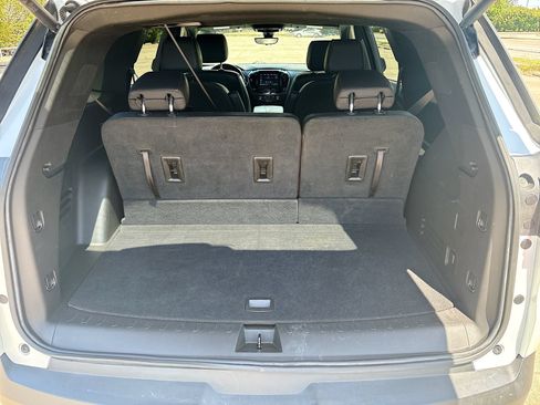 Used 2022 Chevrolet Traverse RS FWD image 26