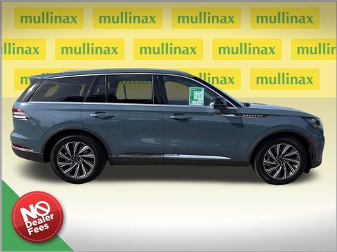 Used 2025 Lincoln Aviator 2WD image 2
