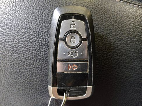 Used 2020 Ford Fusion SE FWD image 32