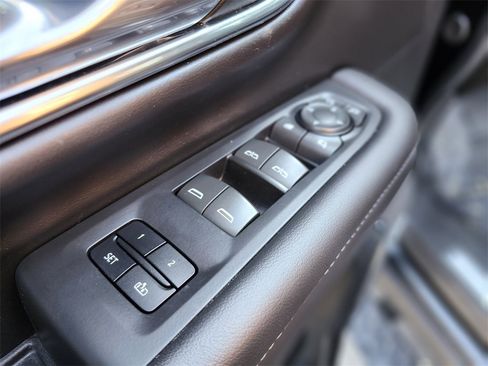 Used 2023 Chevrolet Tahoe Z71 w/ Luxury Package image 16