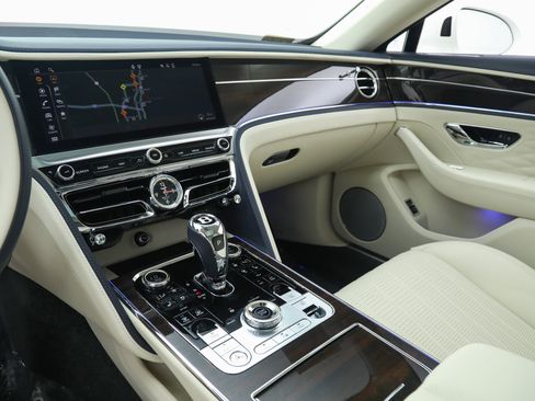 Used 2022 Bentley Flying Spur Plug-In Hybrid AWD/4WD image 34