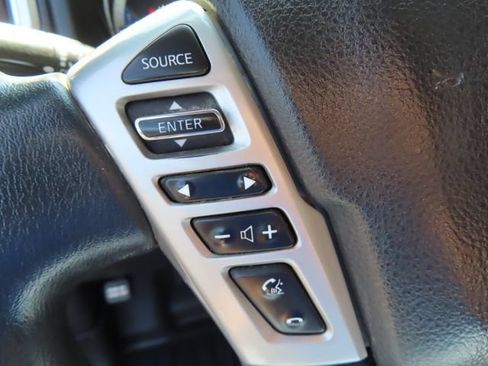 Used 2018 Nissan Titan SV AWD/4WD image 19