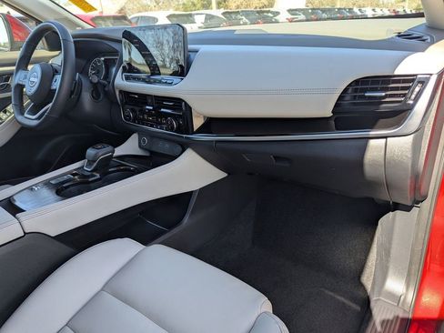 Used 2022 Nissan Rogue SL w/ SL Premium Package image 10