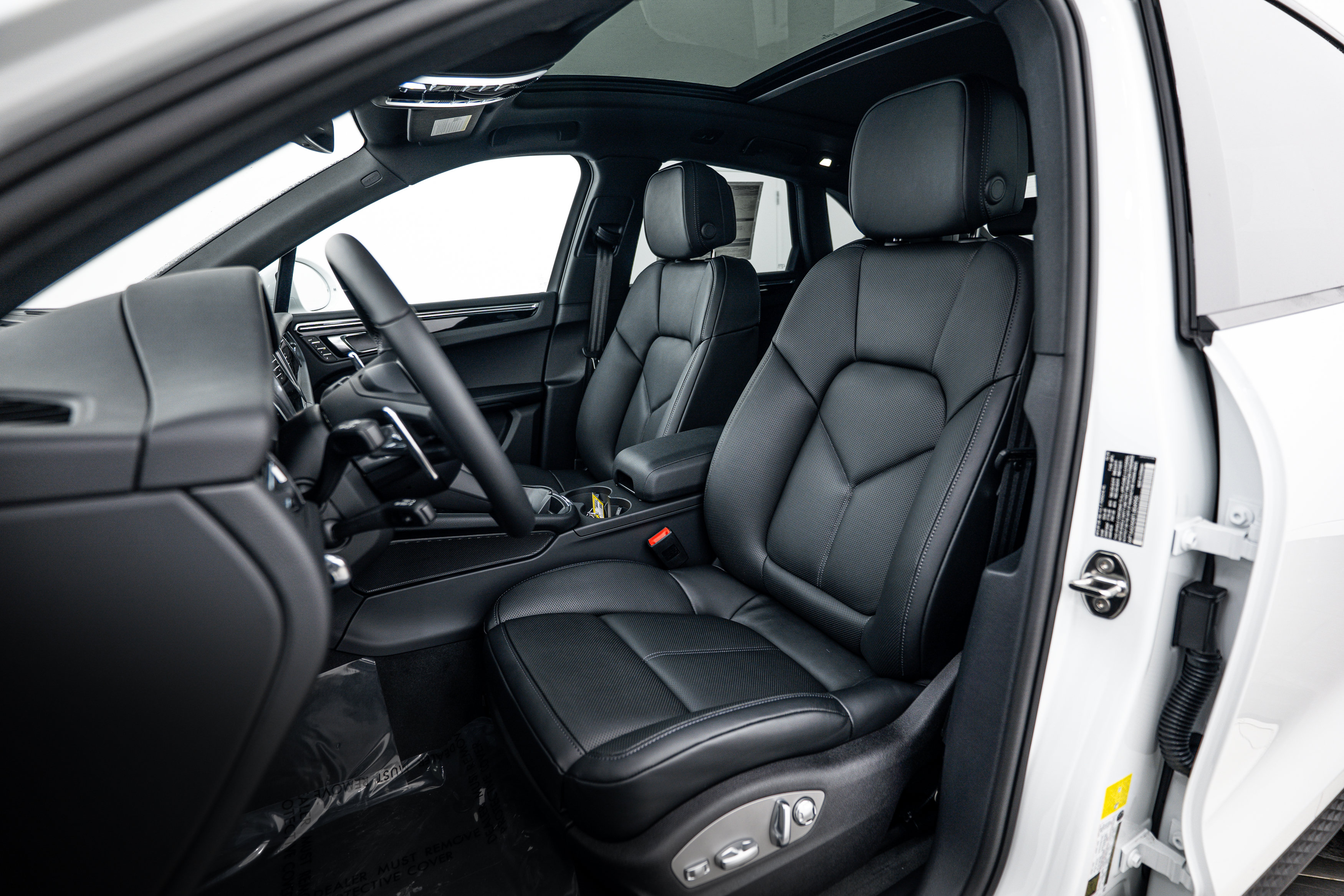Certified 2026 Porsche Macan AWD/4WD image 5