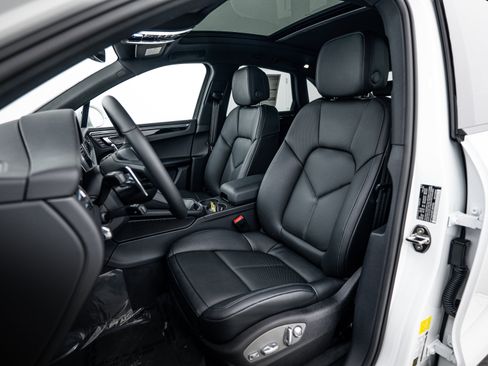 Certified 2026 Porsche Macan AWD/4WD image 5