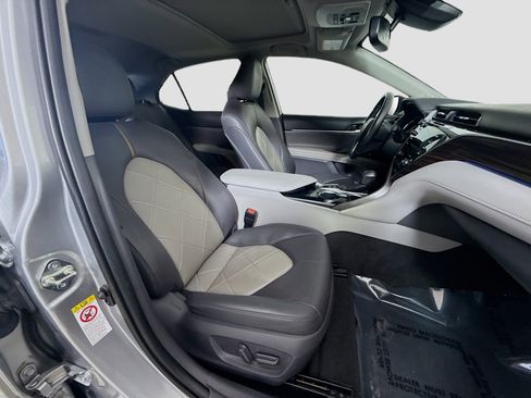 Used 2019 Toyota Camry XLE w/ Sunroof Package image 29