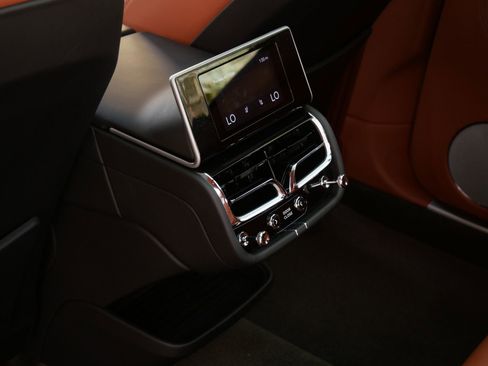 Used 2023 Bentley Bentayga Extended Wheelbase AWD/4WD image 22