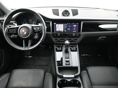 Certified 2025 Porsche Macan AWD/4WD image 6