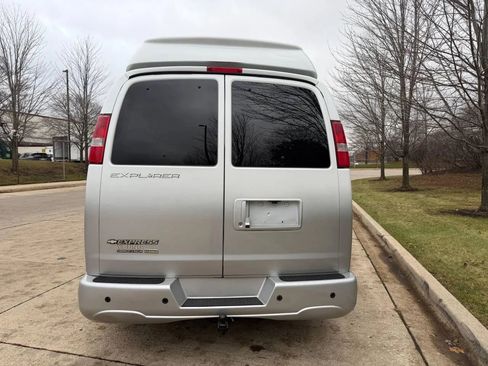 Used 2017 Chevrolet Express 2500 image 5