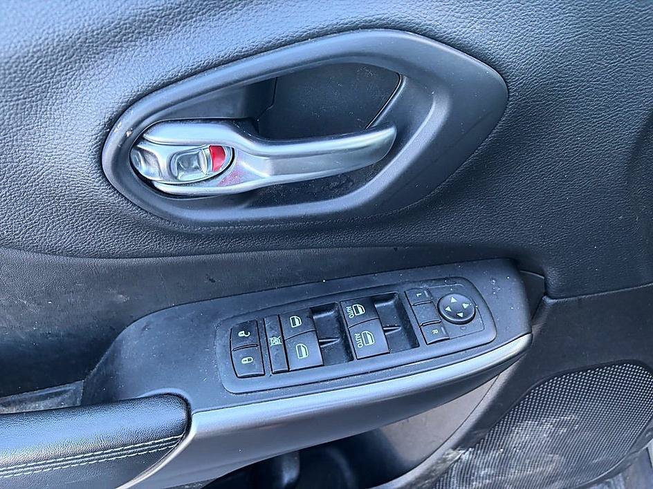 Used 2020 Jeep Cherokee Latitude Plus w/ Cold Weather Group AWD/4WD image 17
