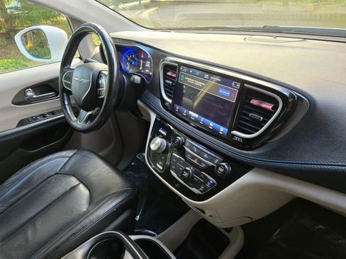 Used 2021 Chrysler Pacifica Touring-L image 10