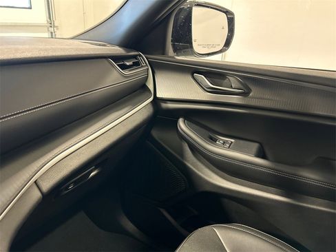 Used 2024 Jeep Grand Cherokee Altitude image 25