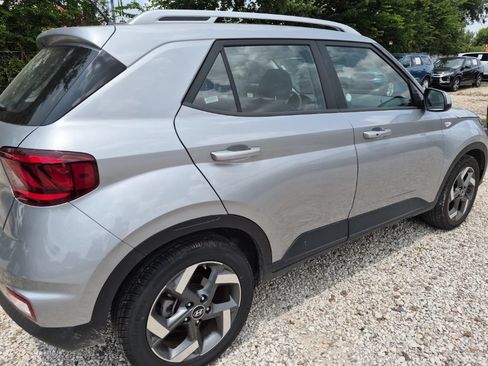 Used 2025 Hyundai Venue SEL FWD image 3