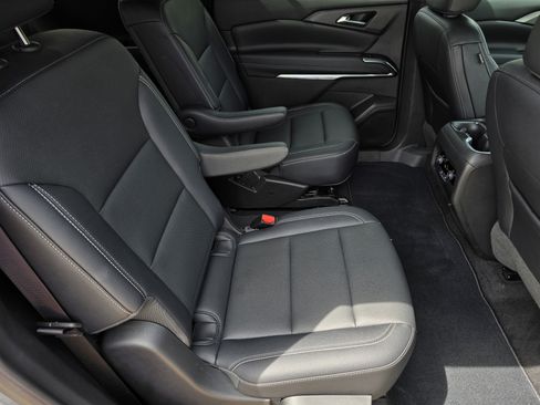 Used 2025 Chevrolet Traverse LT FWD image 29