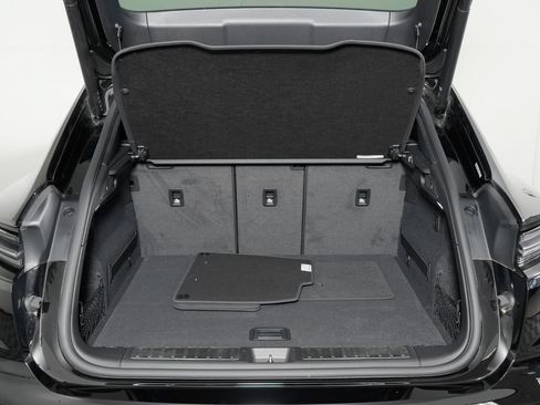 Used 2025 Porsche Macan 4S Electric AWD/4WD image 42