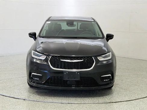 Used 2023 Chrysler Pacifica Touring-L FWD image 2