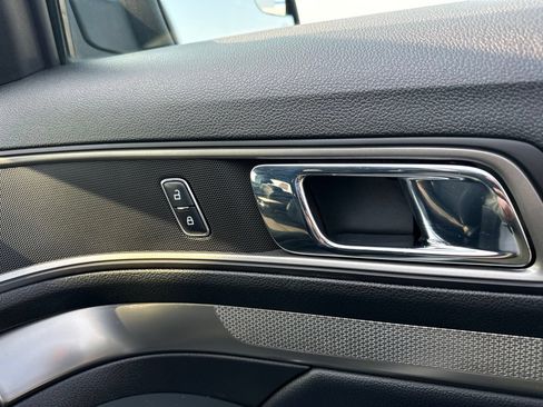 Used 2018 Ford Explorer XLT AWD/4WD image 44