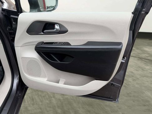 Used 2021 Chrysler Pacifica Touring w/ Cold Weather Group image 27