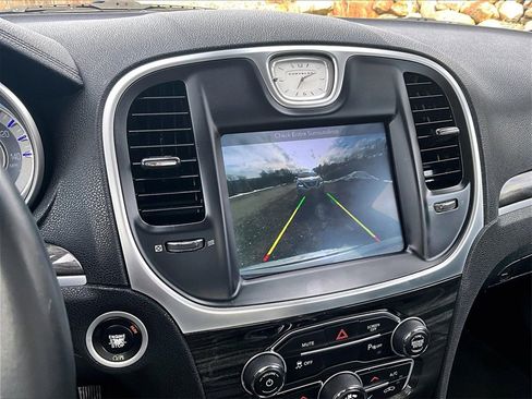 Used 2018 Chrysler 300 Touring L image 18