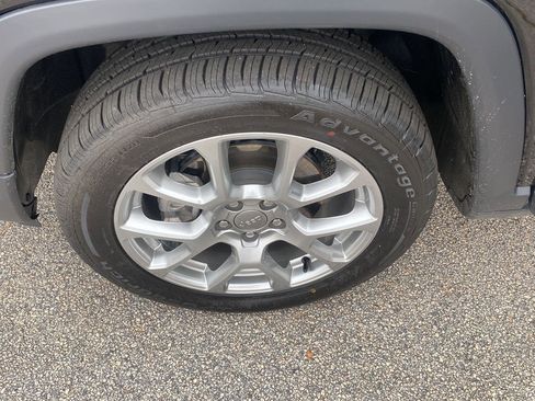 Used 2022 Jeep Compass Latitude image 11