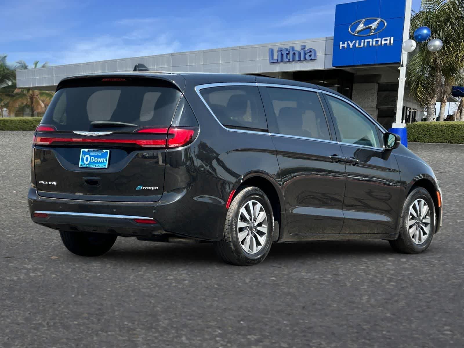 Used 2023 Chrysler Pacifica Touring-L FWD image 3