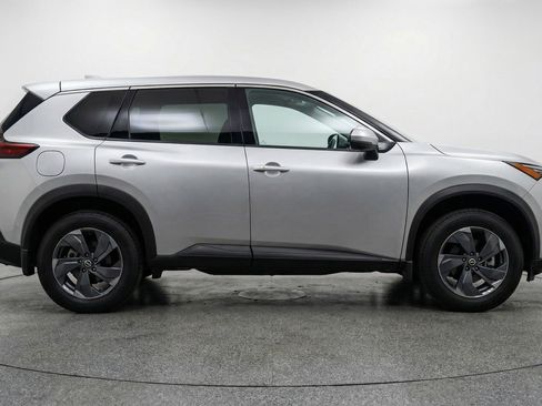Used 2025 Nissan Rogue SV image 8