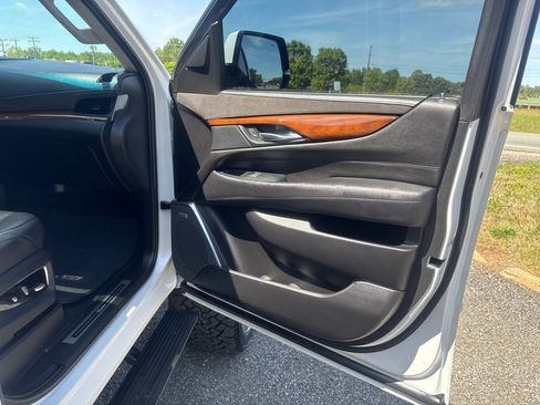 Used 2017 Cadillac Escalade Luxury AWD/4WD image 21