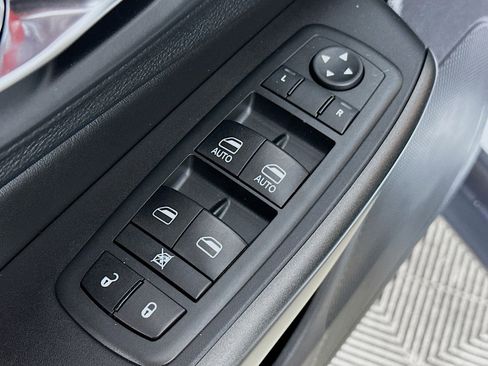 Used 2020 Jeep Cherokee Trailhawk w/ Technology Group AWD/4WD image 17
