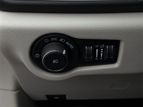 Used 2024 Chrysler Pacifica Touring-L image 32