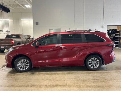 Used 2023 Toyota Sienna XLE FWD image 6