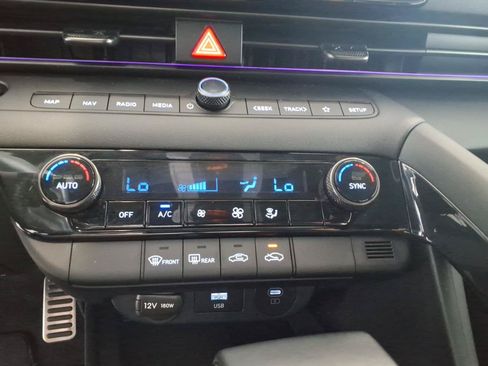 Certified 2025 Hyundai Elantra SEL FWD image 23