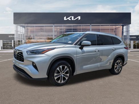 Used 2021 Toyota Highlander XLE FWD image 6