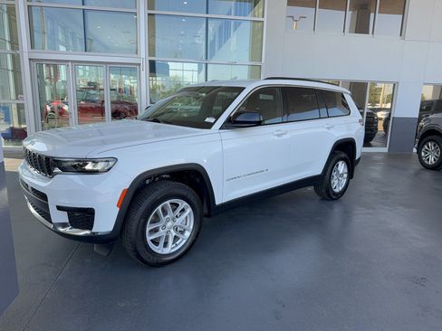 Used 2025 Jeep Grand Cherokee L Laredo image 2