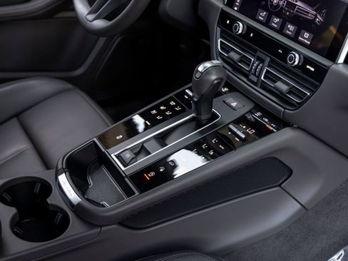 Certified 2025 Porsche Macan AWD/4WD image 54