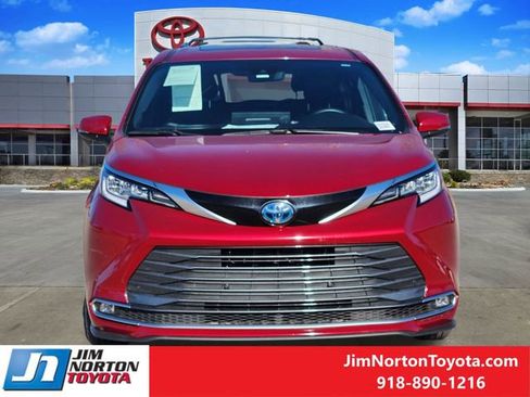 Used 2025 Toyota Sienna Limited image 2