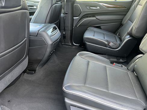 Used 2021 Cadillac Escalade Premium Luxury AWD/4WD image 16