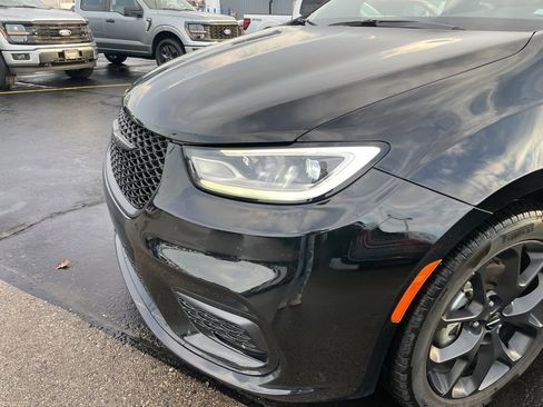 Used 2025 Chrysler Pacifica Limited image 38