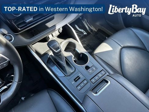 Used 2021 Toyota Highlander XLE image 24