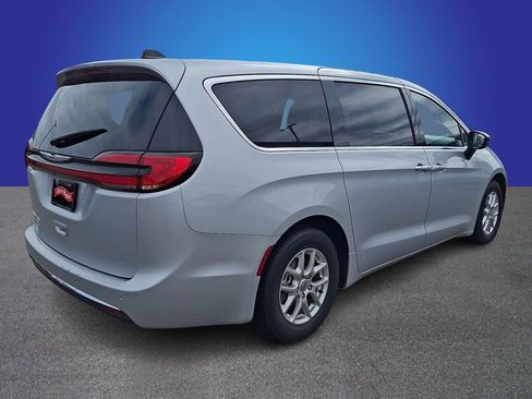 Used 2024 Chrysler Pacifica Touring-L image 4