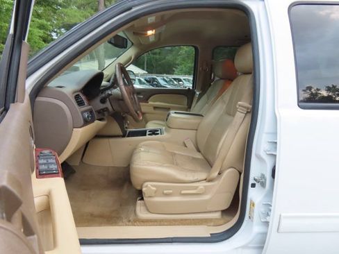 Used 2014 Chevrolet Suburban LT RWD image 19
