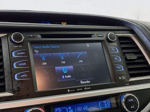 Used 2019 Toyota Highlander XLE image 24