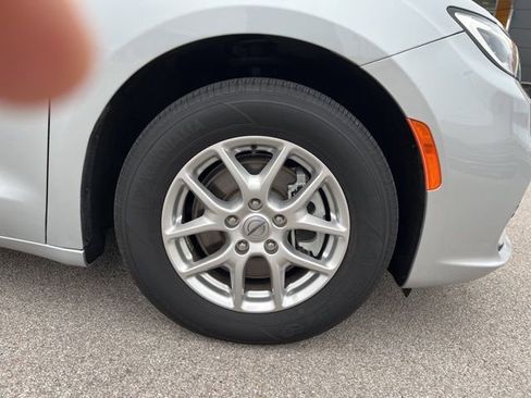 Used 2024 Chrysler Pacifica Touring-L image 9