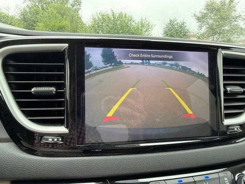 Used 2024 Chrysler Pacifica Touring-L FWD image 9