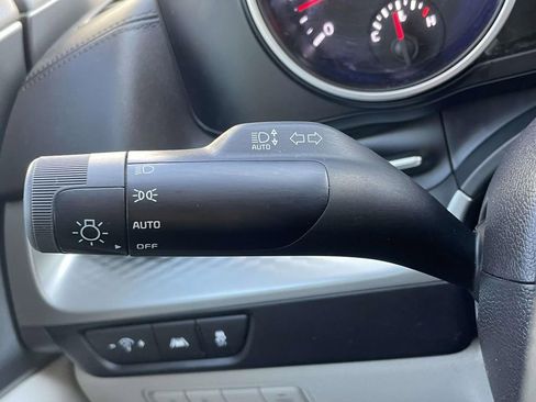 Used 2022 Kia Carnival LX image 22