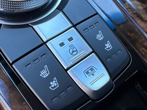 Used 2018 Genesis G90 3.3T Premium image 31