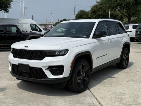 Used 2024 Jeep Grand Cherokee Altitude AWD/4WD image 10