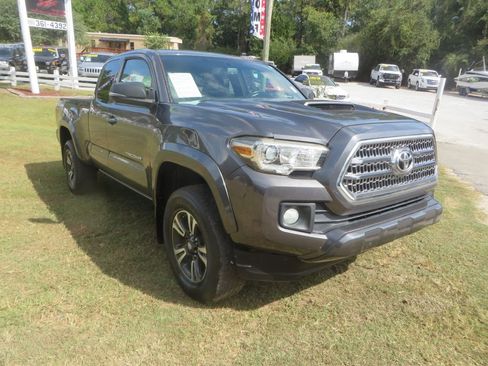 Used 2016 Toyota Tacoma TRD Sport w/ Towing Package image 4