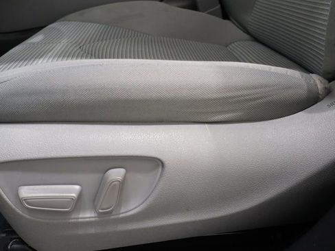 Used 2021 Toyota Highlander L image 19