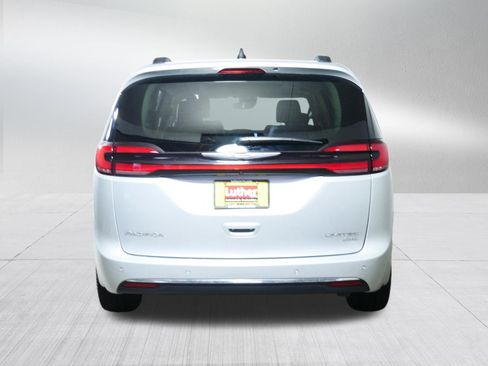 Used 2023 Chrysler Pacifica Limited AWD/4WD image 6